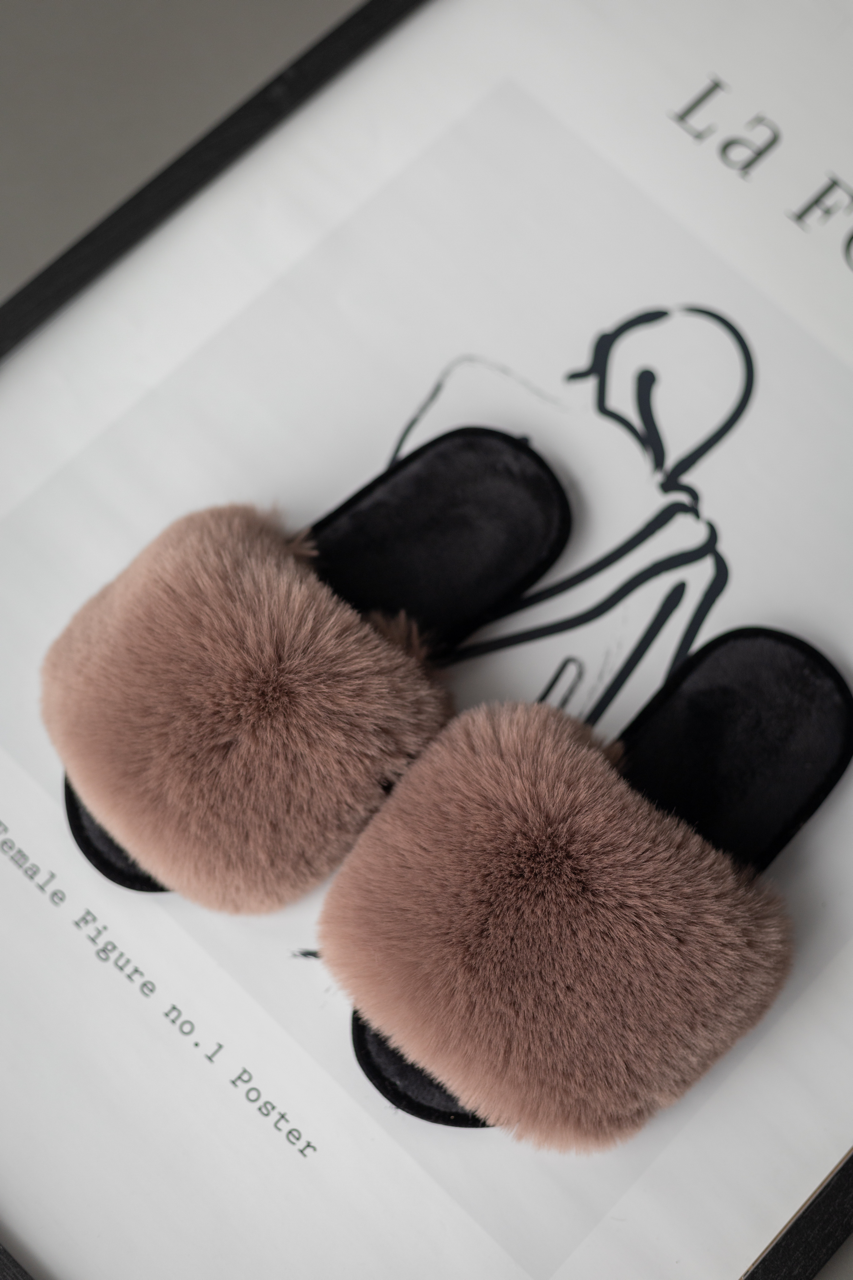 Damskie kapcie domowe z futra w kolorze brązowo-czarnym