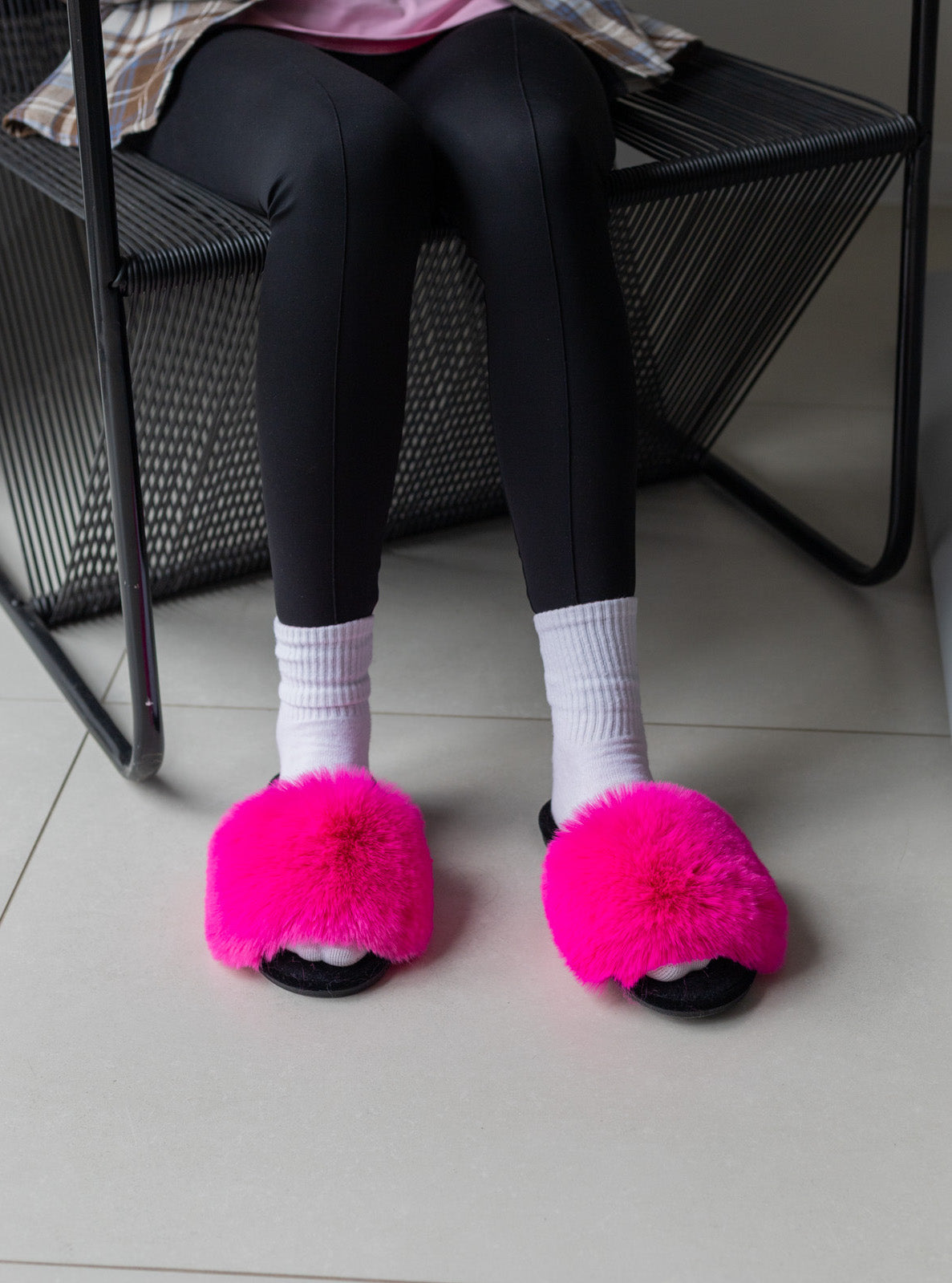 Damskie kapcie domowe z futra w kolorze malinowym