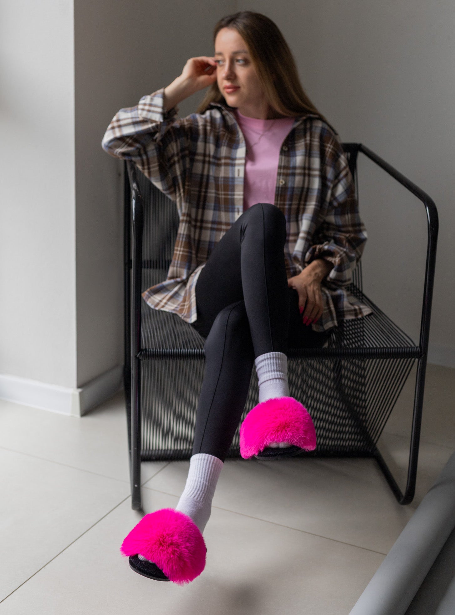 Damskie kapcie domowe z futra w kolorze malinowym