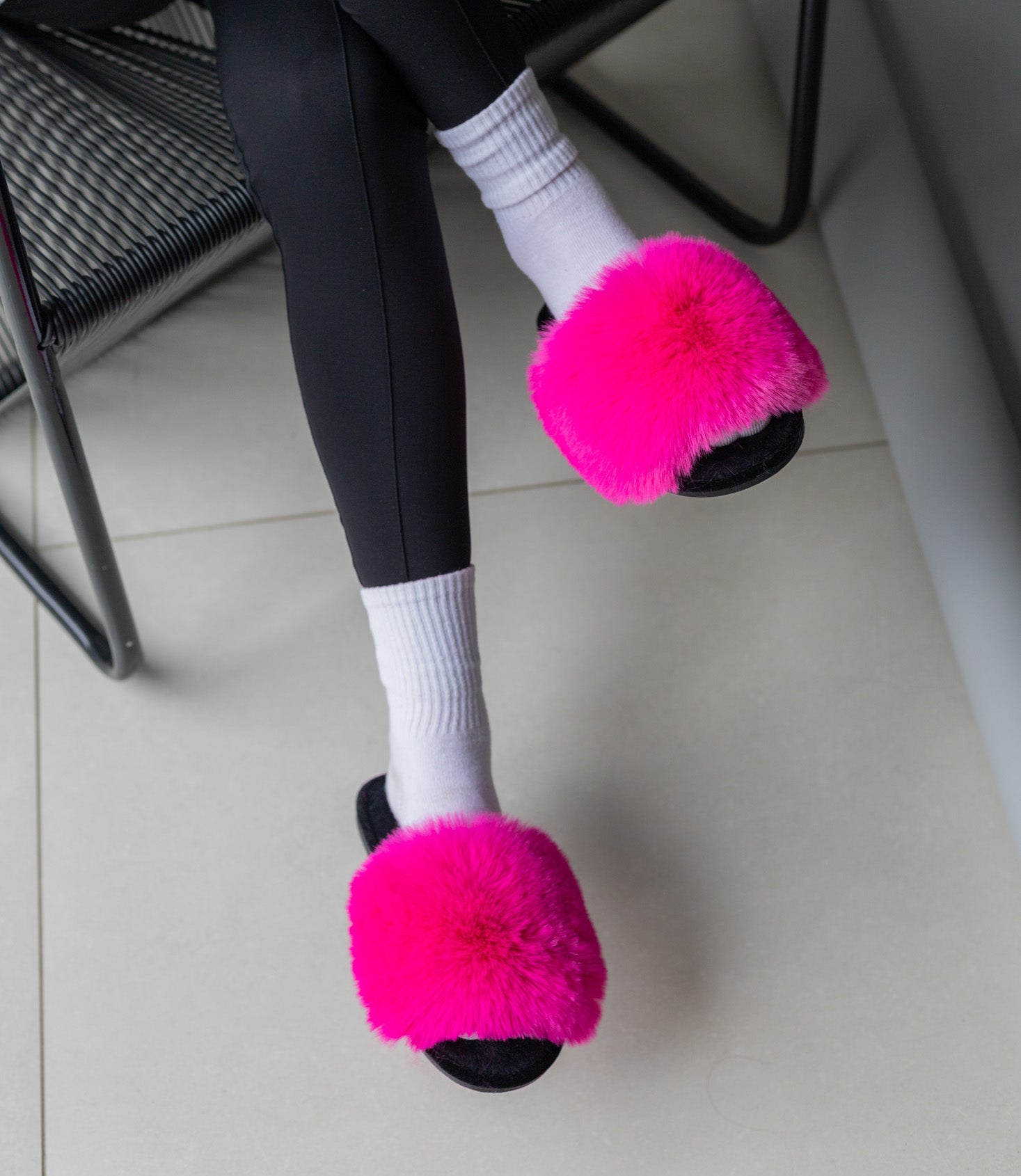 Damskie kapcie domowe z futra w kolorze malinowym