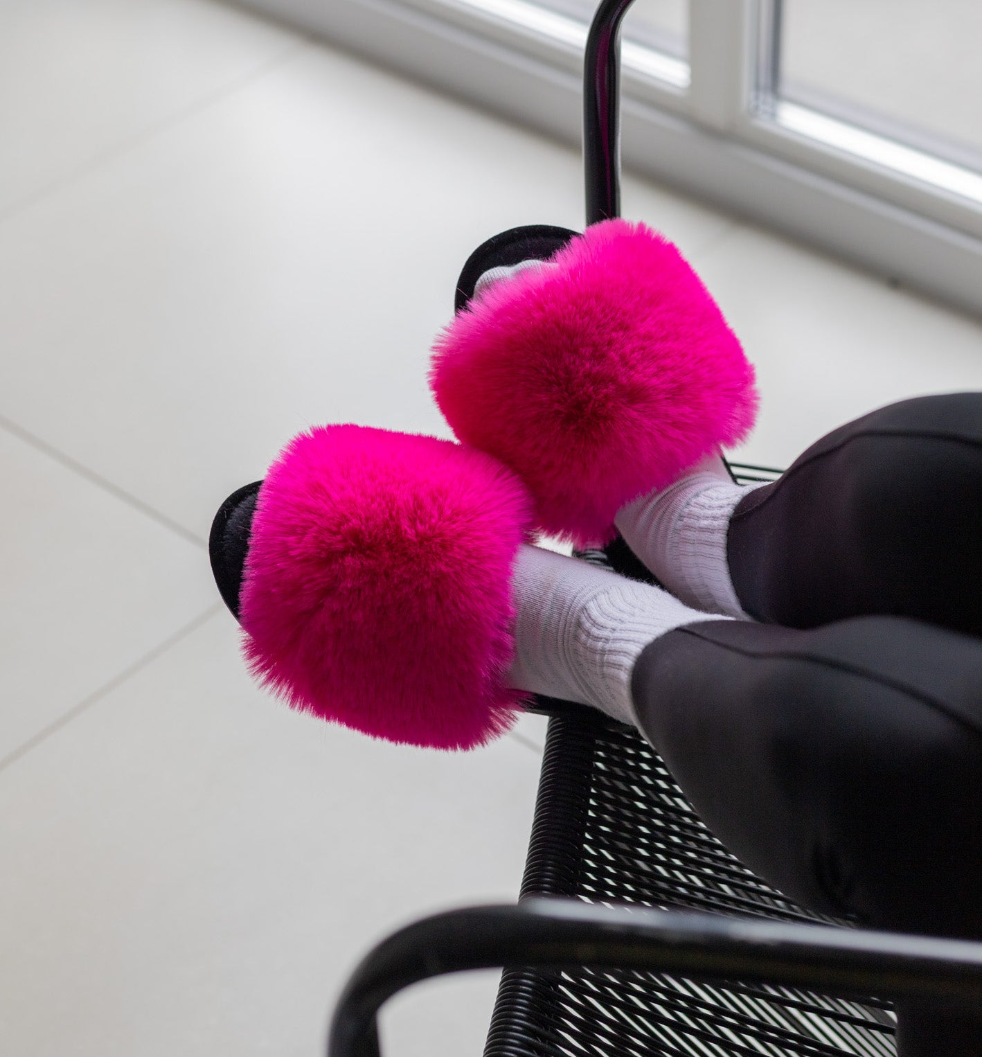 Damskie kapcie domowe z futra w kolorze malinowym