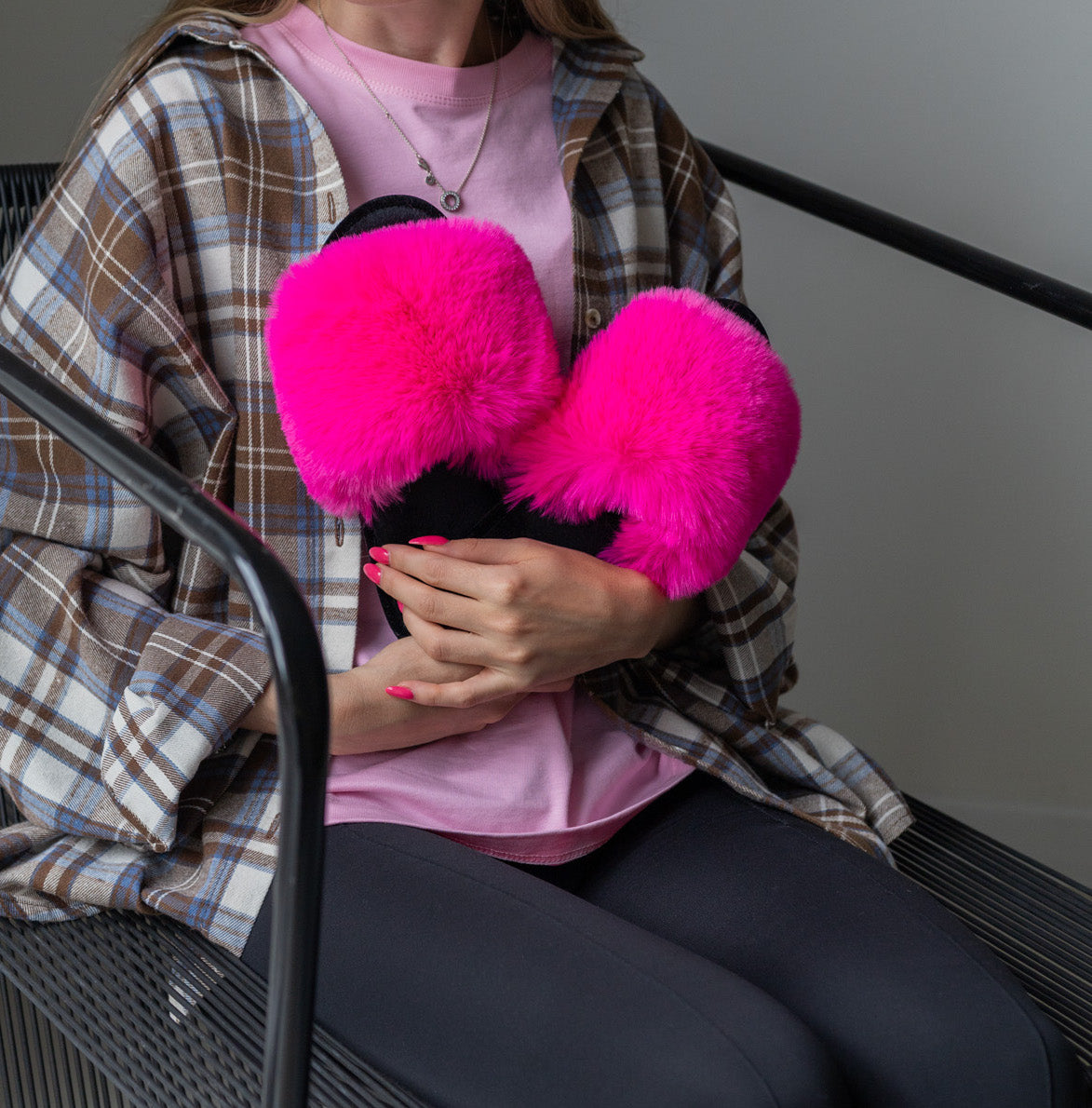 Damskie kapcie domowe z futra w kolorze malinowym