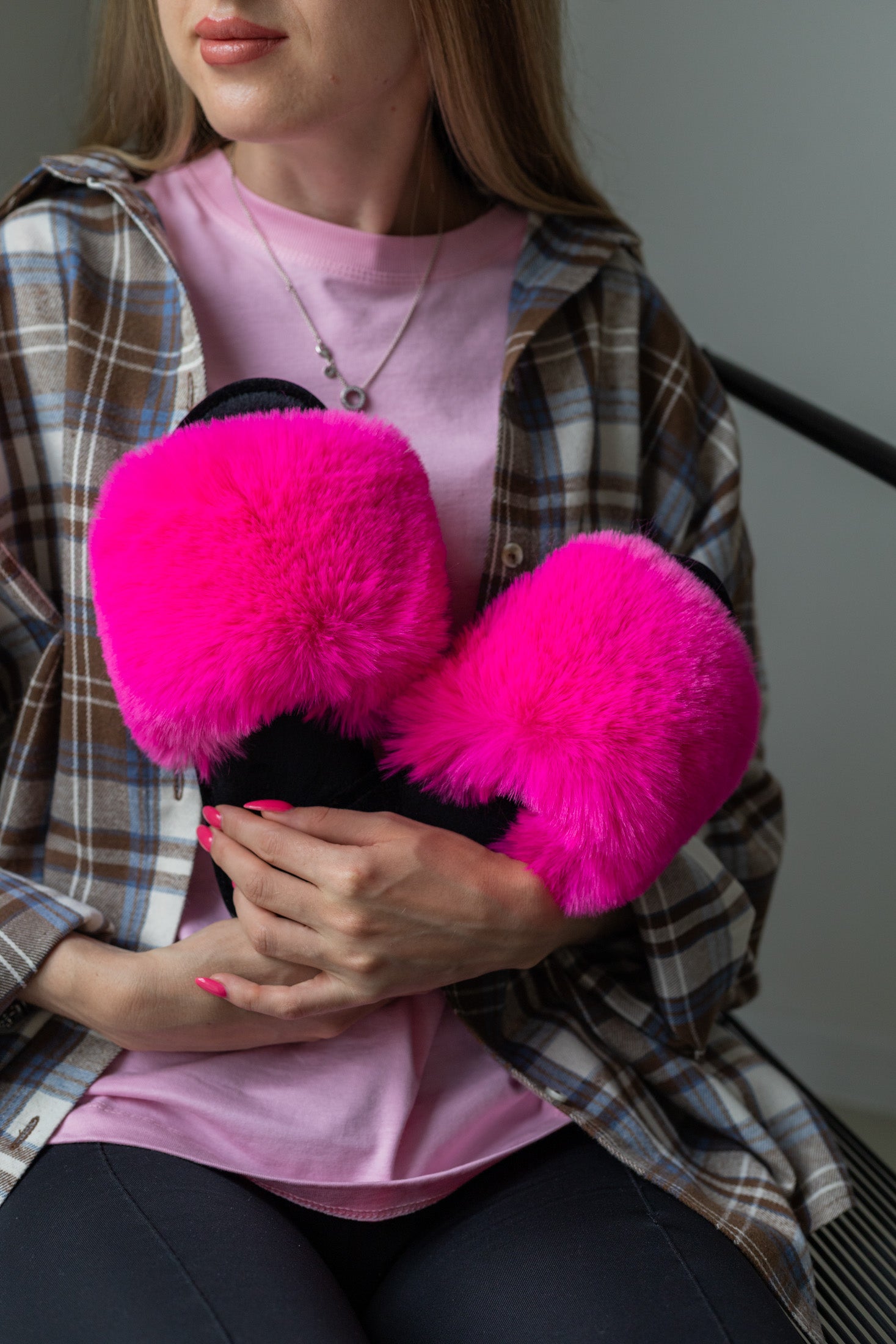 Damskie kapcie domowe z futra w kolorze malinowym