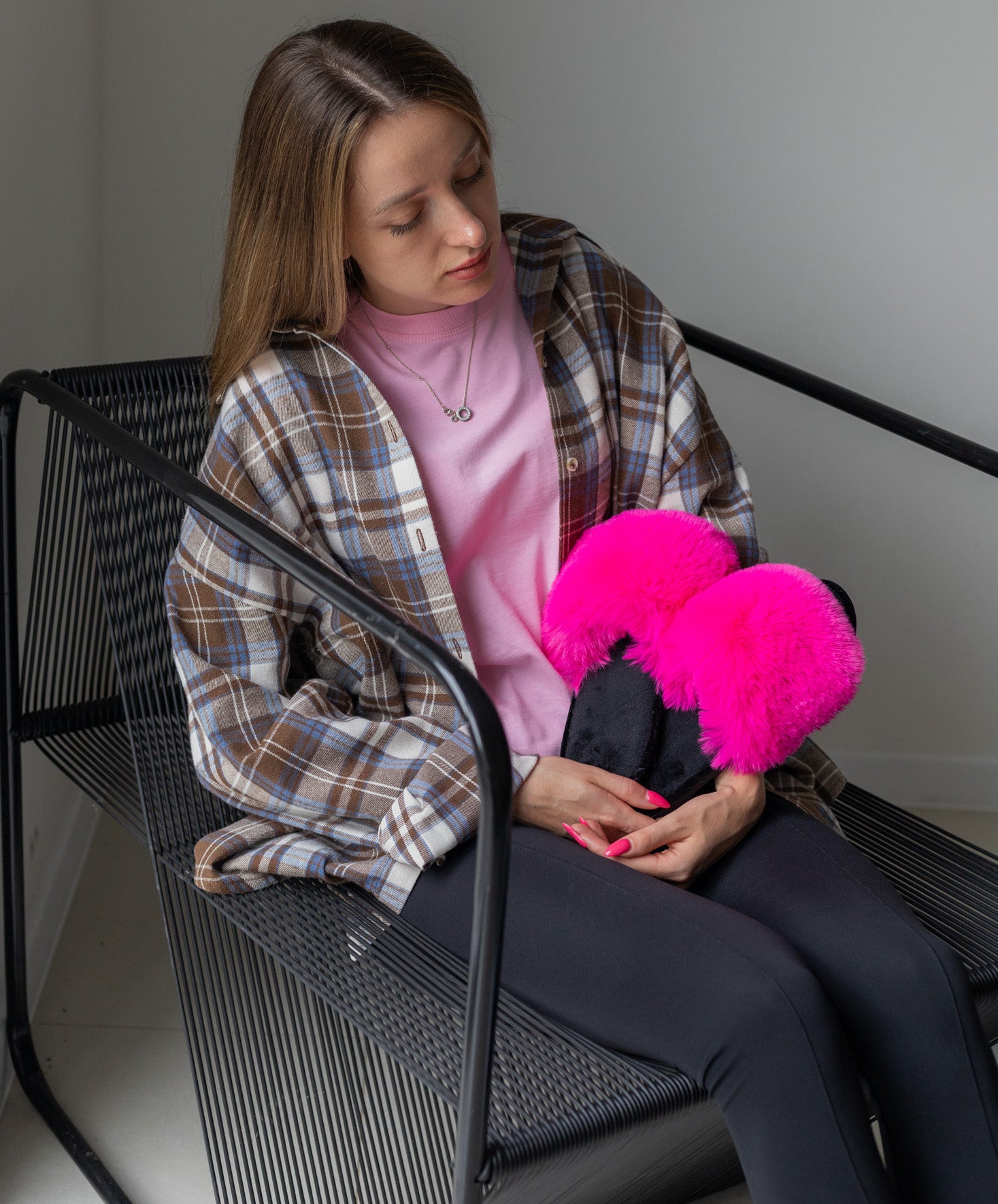 Damskie kapcie domowe z futra w kolorze malinowym