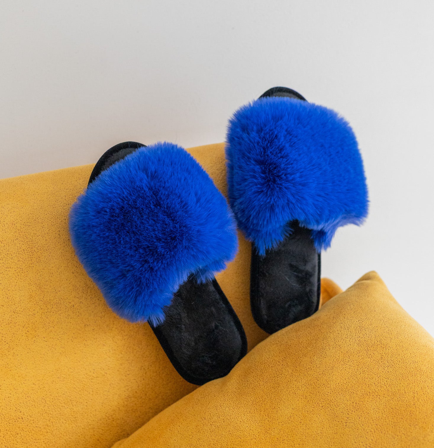 Damskie puszyste kapcie domowe w szafirowym kolorze