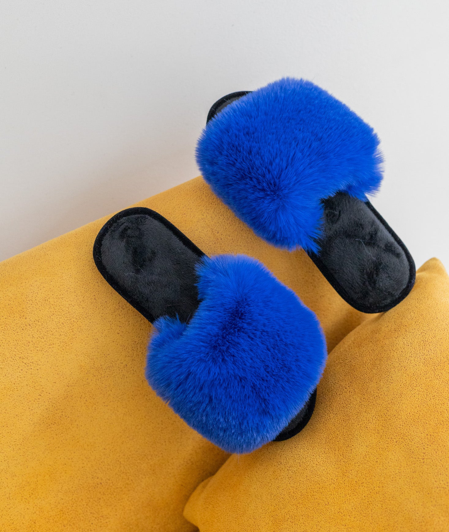 Damskie puszyste kapcie domowe w szafirowym kolorze