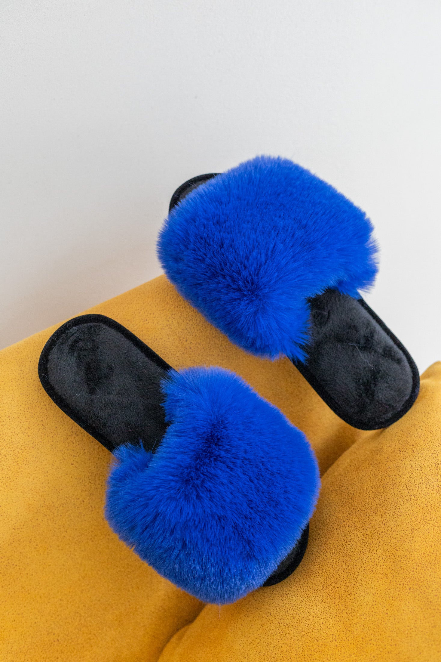 Damskie puszyste kapcie domowe w szafirowym kolorze