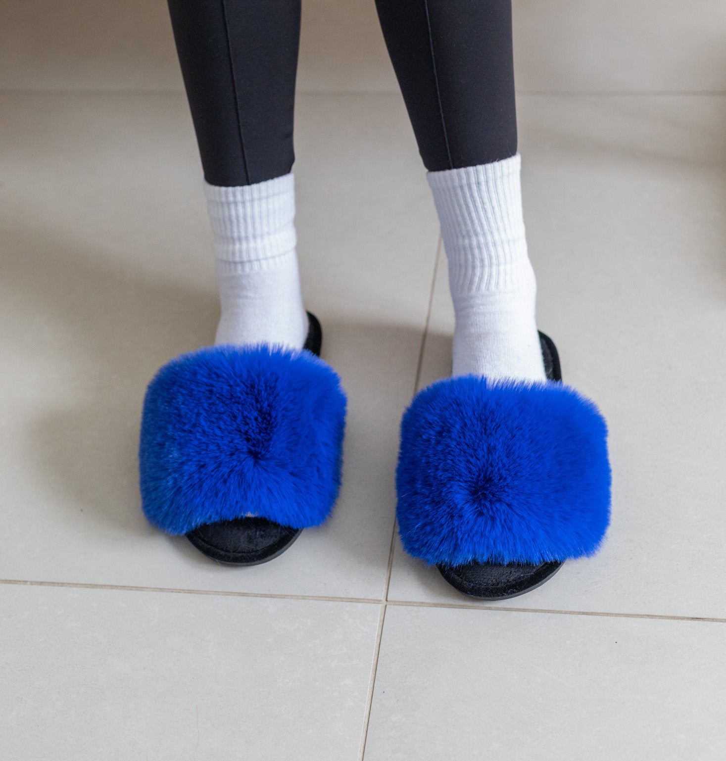 Damskie puszyste kapcie domowe w szafirowym kolorze
