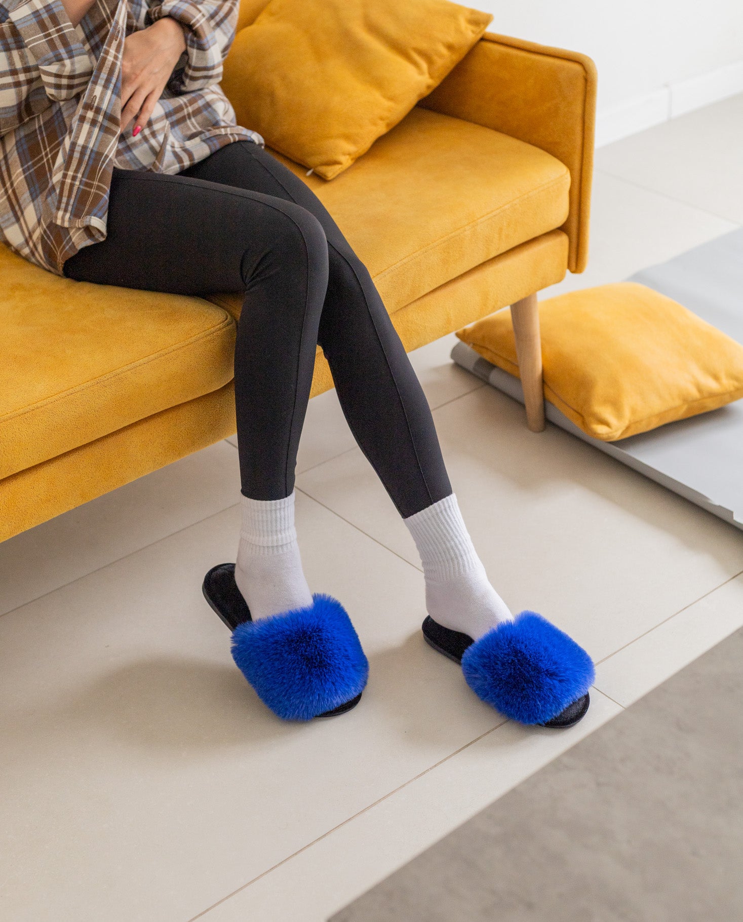 Damskie puszyste kapcie domowe w szafirowym kolorze