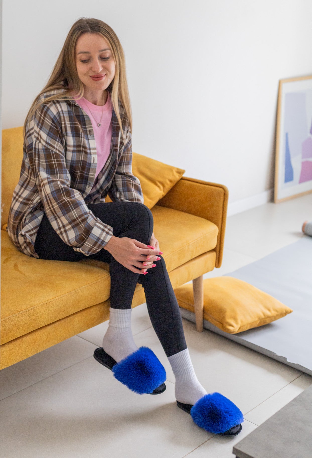 Damskie puszyste kapcie domowe w szafirowym kolorze