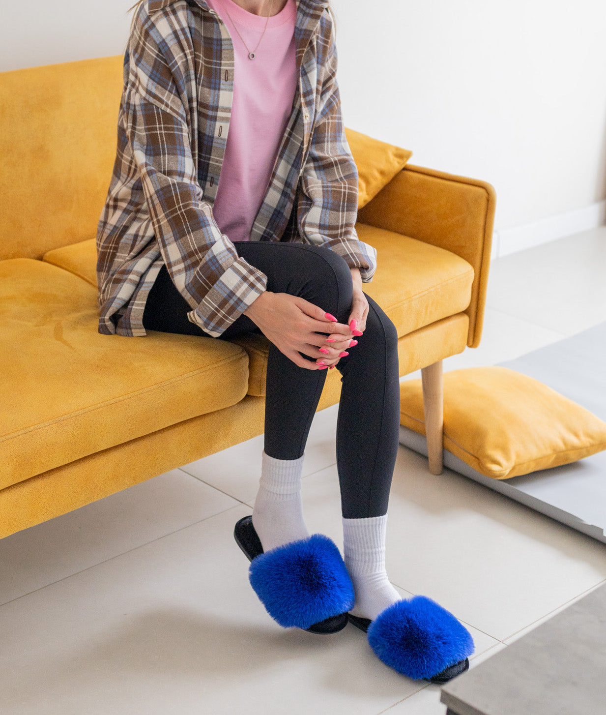 Damskie puszyste kapcie domowe w szafirowym kolorze