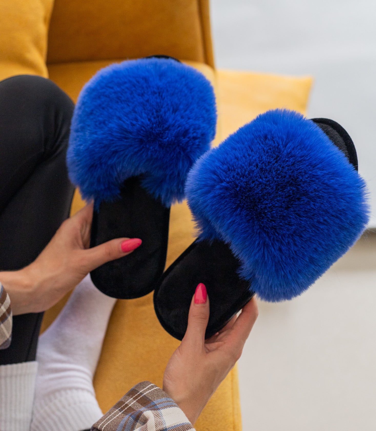 Damskie puszyste kapcie domowe w szafirowym kolorze