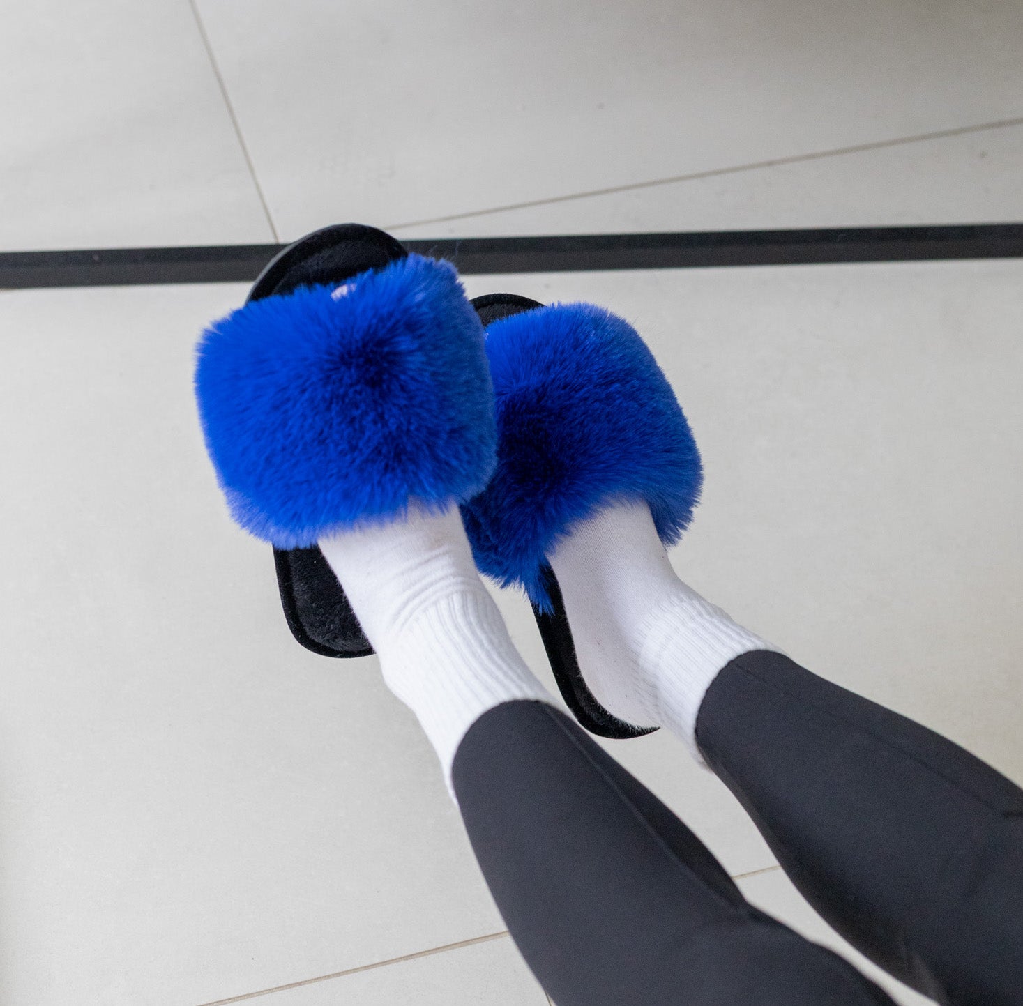 Damskie puszyste kapcie domowe w szafirowym kolorze