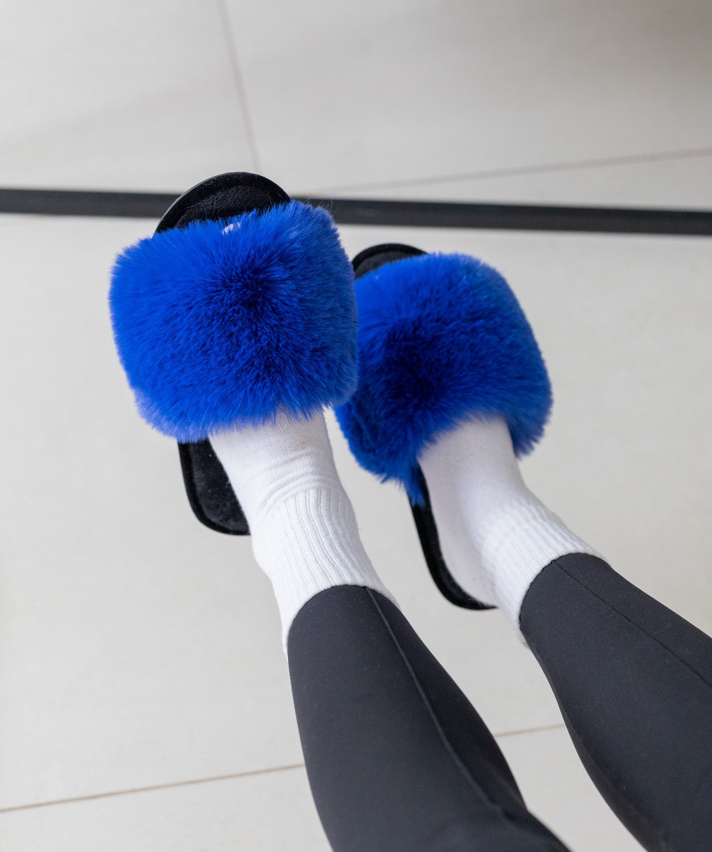 Damskie puszyste kapcie domowe w szafirowym kolorze