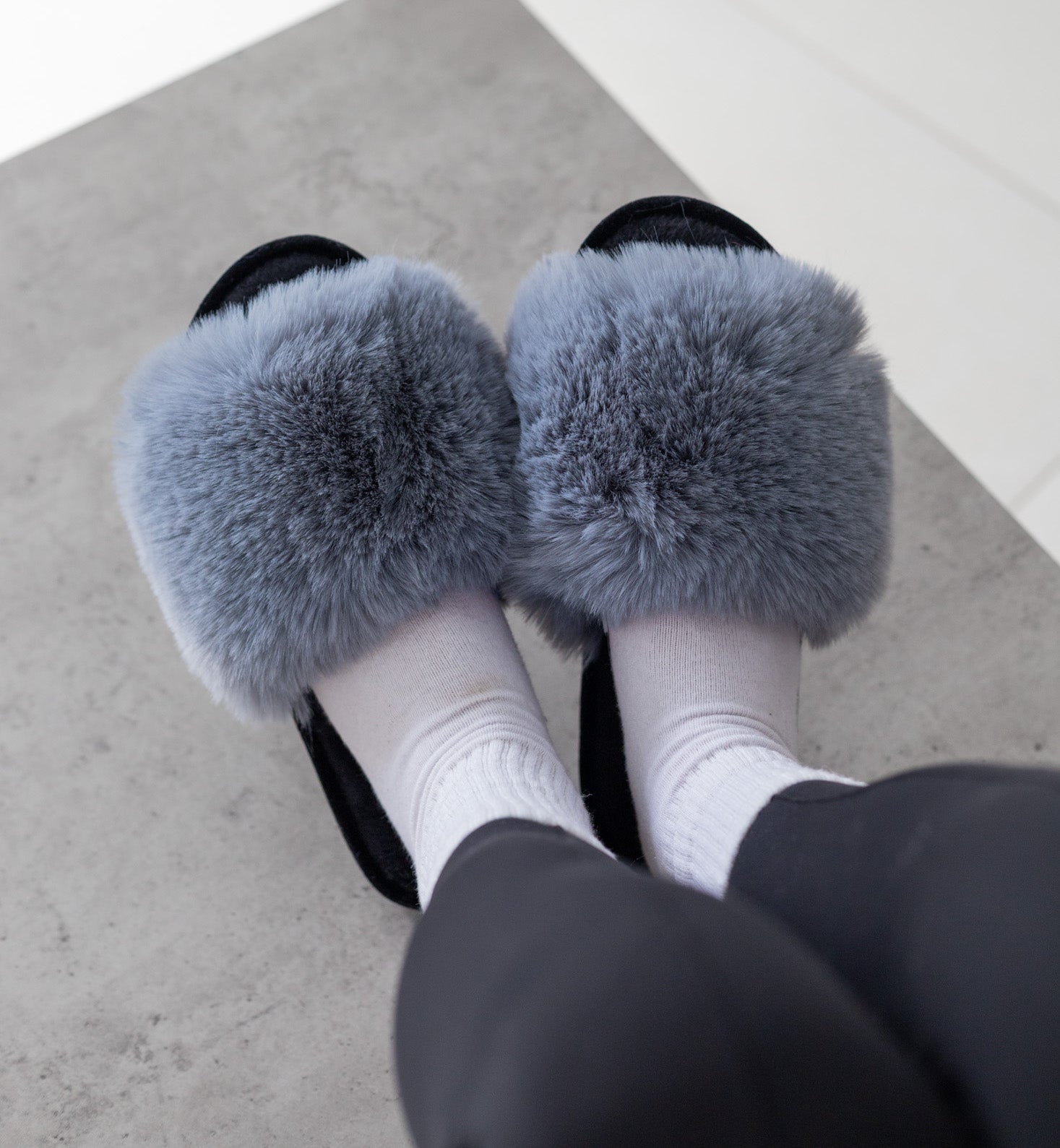 Damskie kapcie domowe z futra w kolorze szaro-czarnym