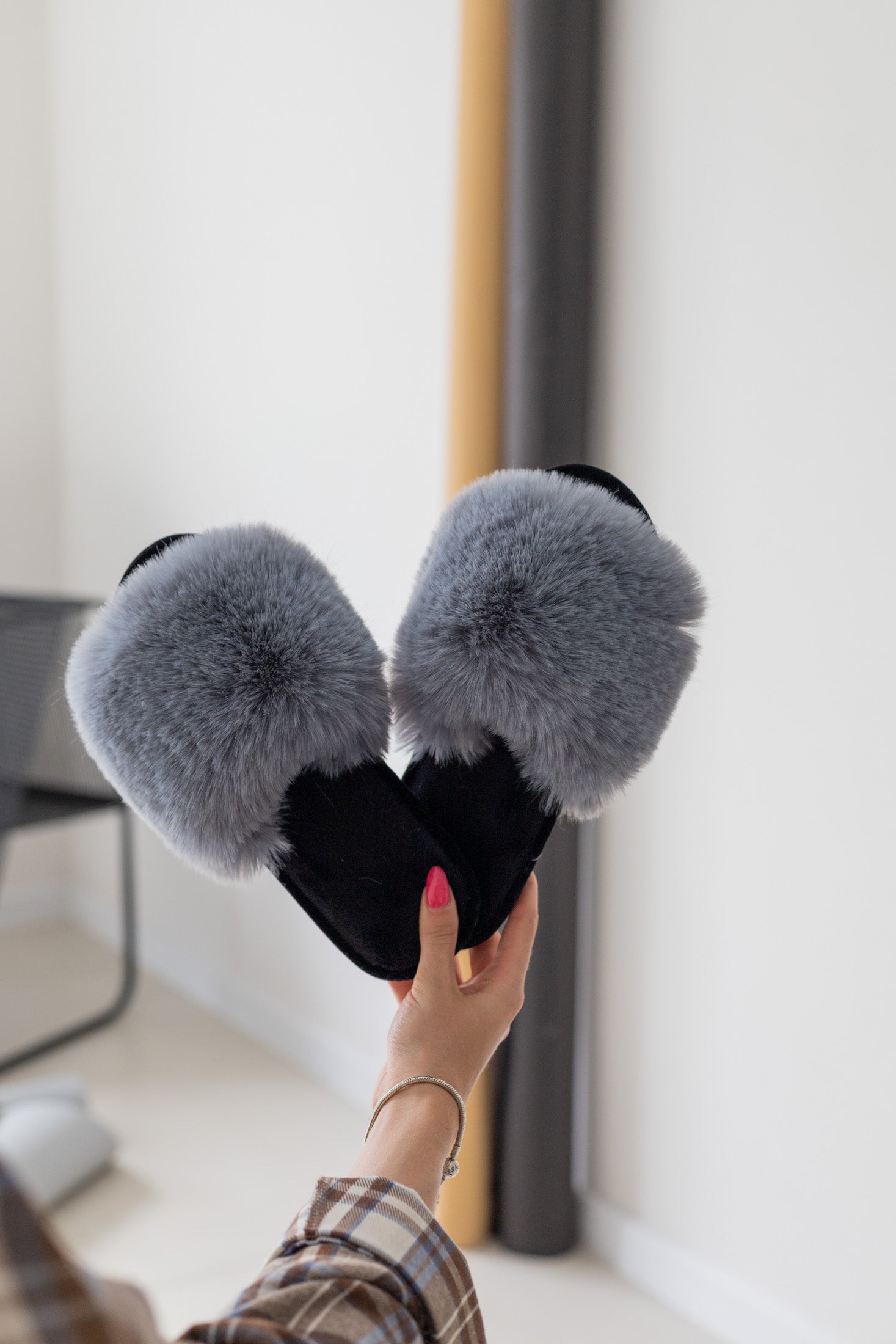Damskie kapcie domowe z futra w kolorze szaro-czarnym