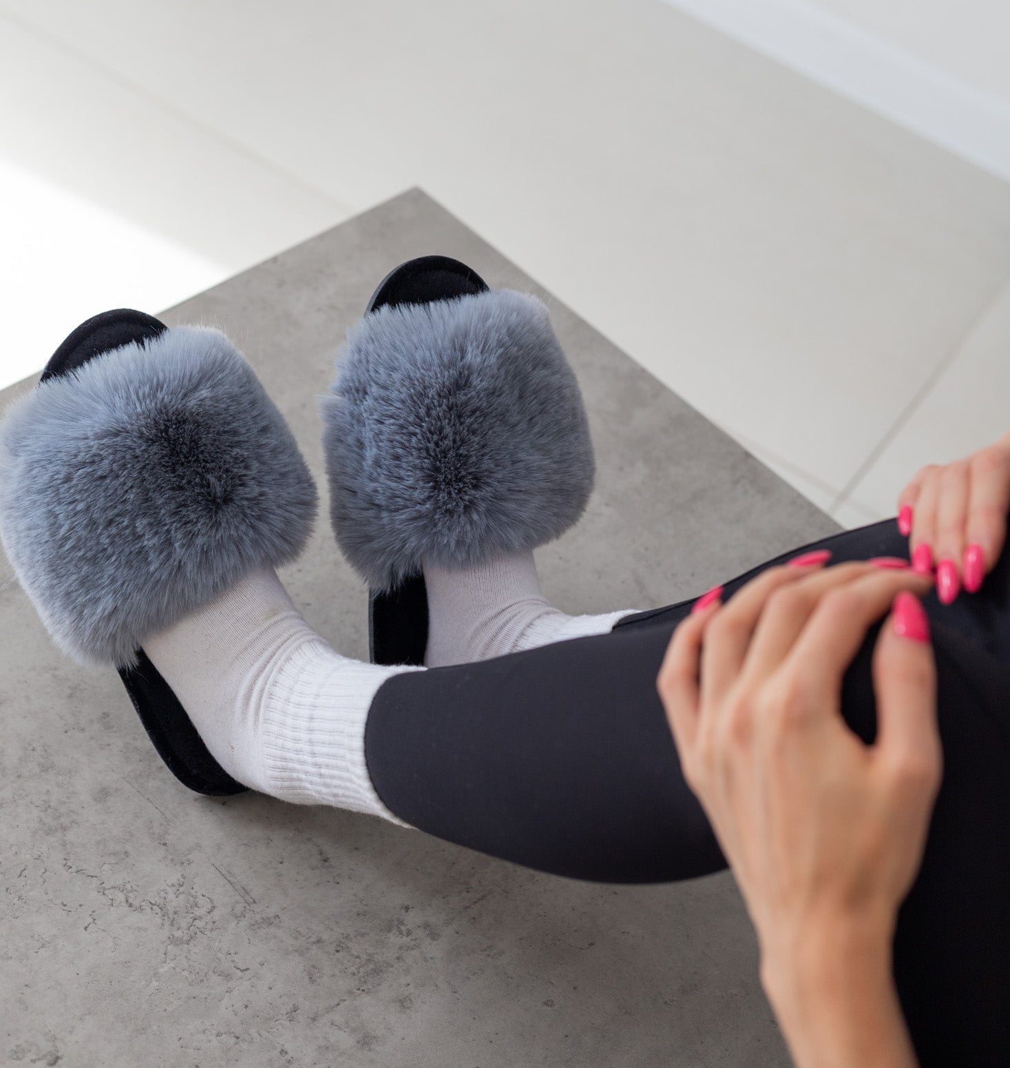 Damskie kapcie domowe z futra w kolorze szaro-czarnym