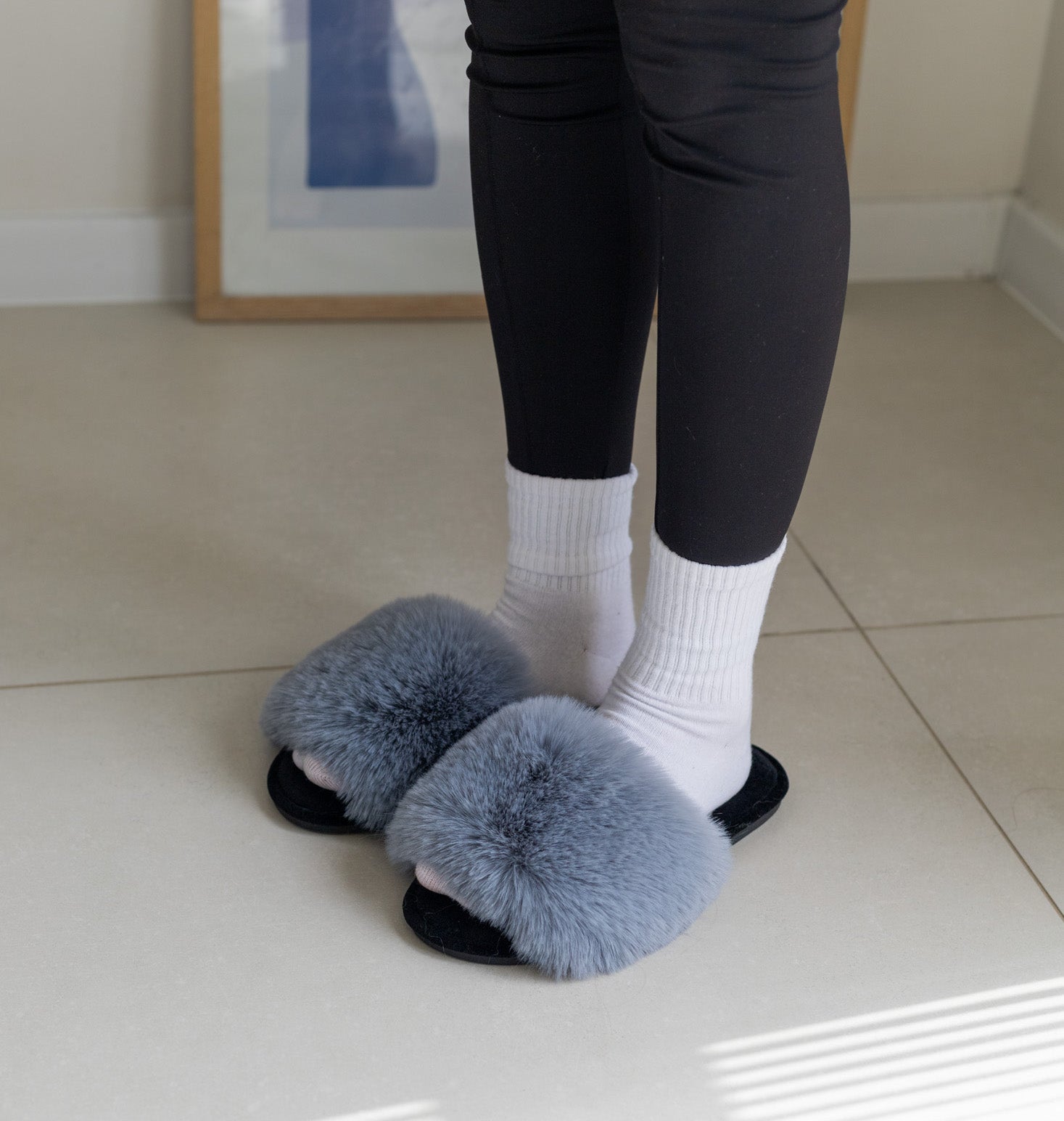 Damskie kapcie domowe z futra w kolorze szaro-czarnym