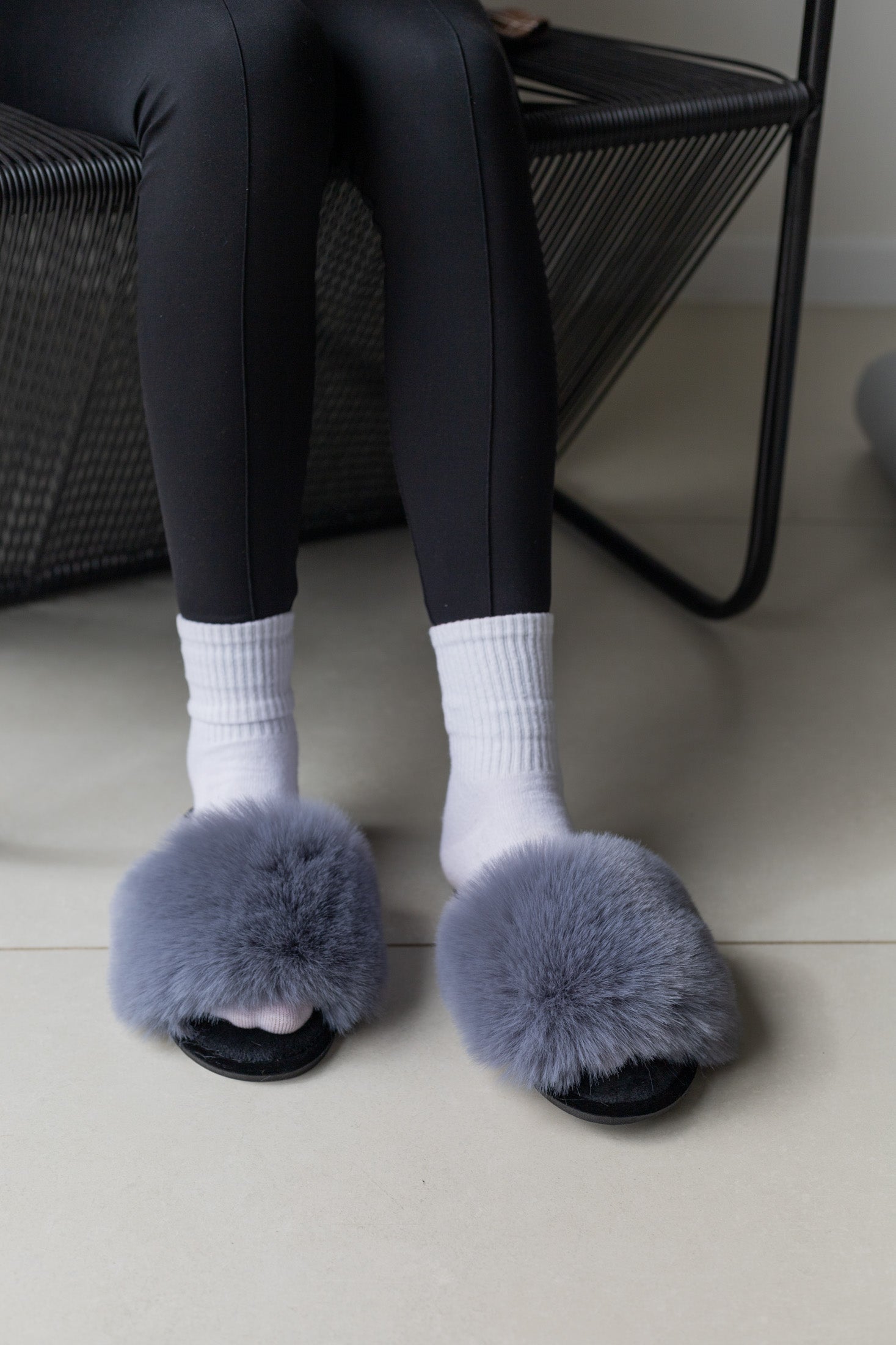 Damskie kapcie domowe z futra w kolorze szaro-czarnym