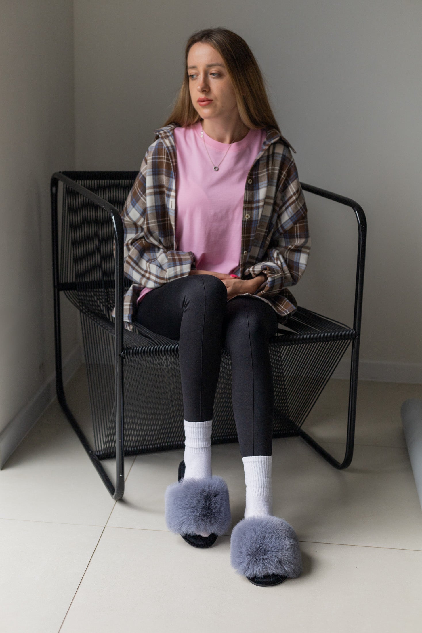 Damskie kapcie domowe z futra w kolorze szaro-czarnym