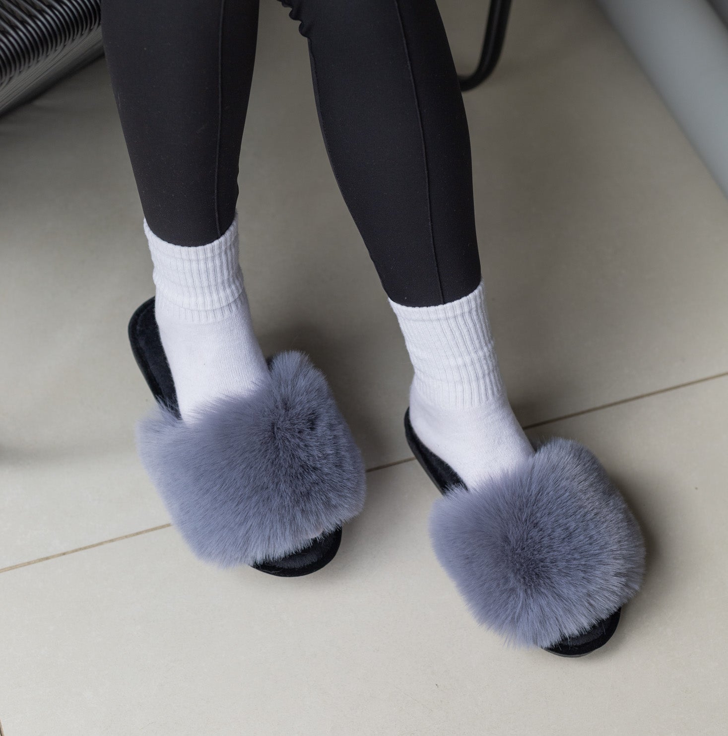 Damskie kapcie domowe z futra w kolorze szaro-czarnym