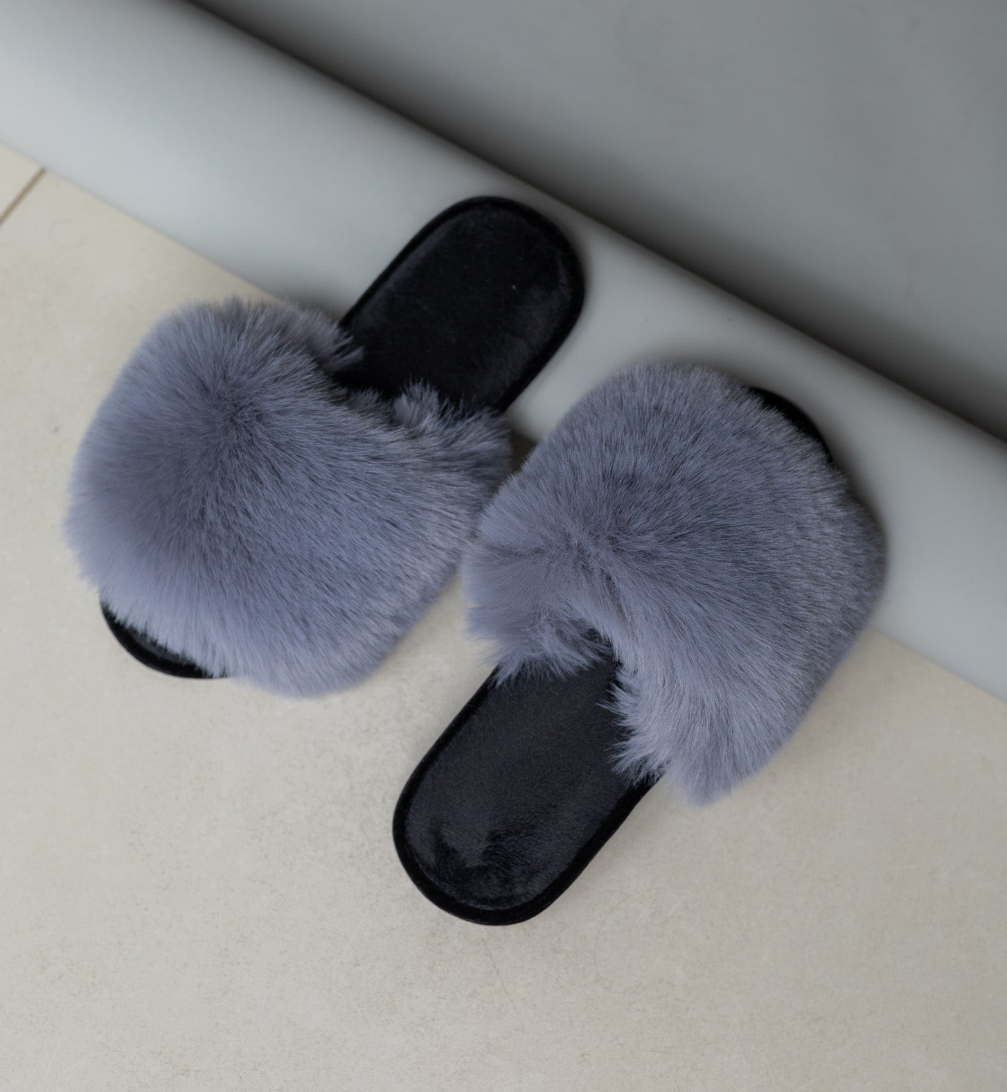 Damskie kapcie domowe z futra w kolorze szaro-czarnym