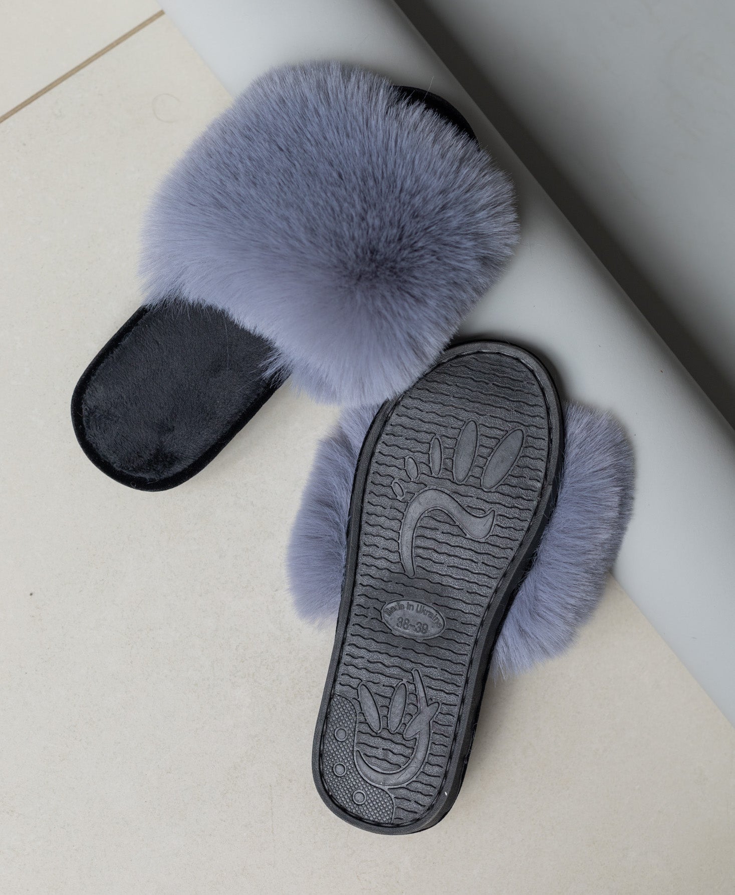 Damskie kapcie domowe z futra w kolorze szaro-czarnym