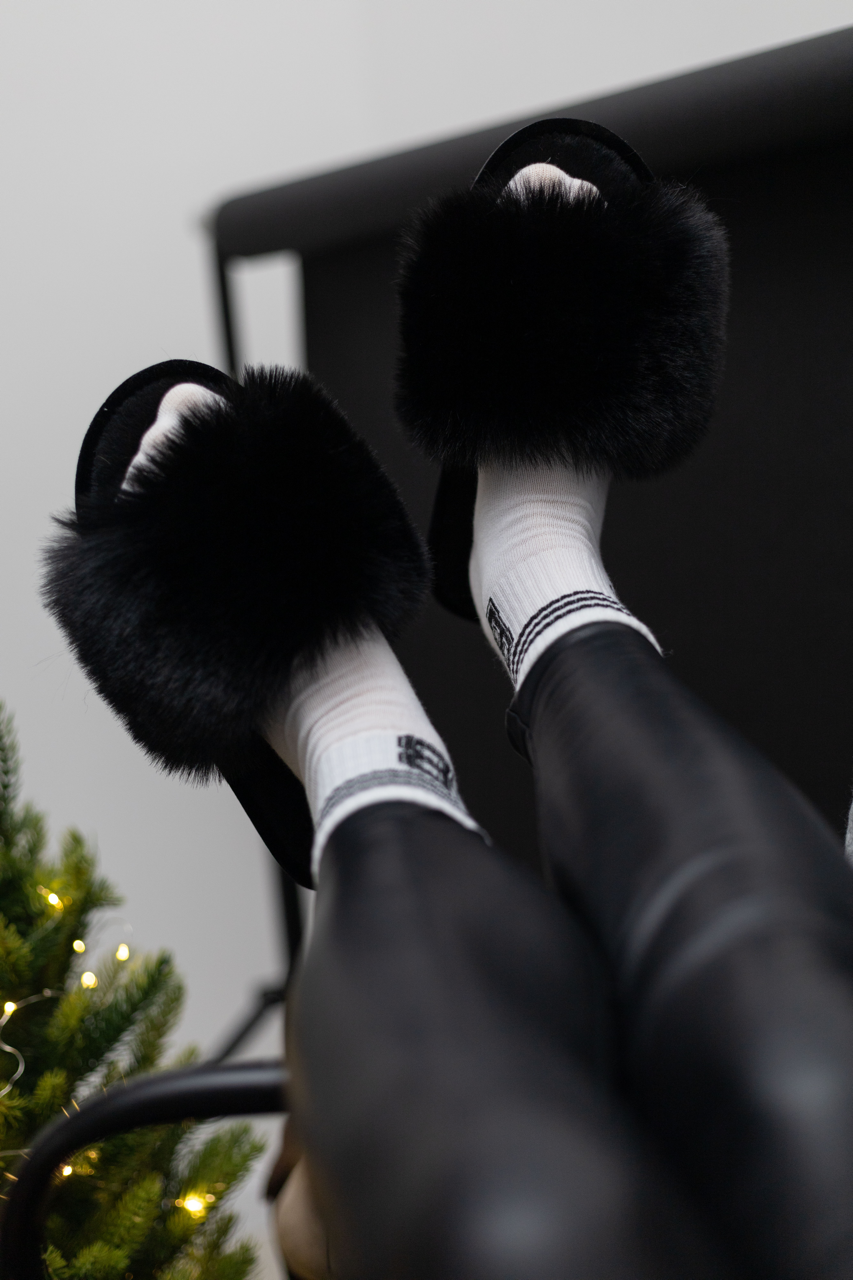 Damskie kapcie domowe z futra w kolorze czarnym