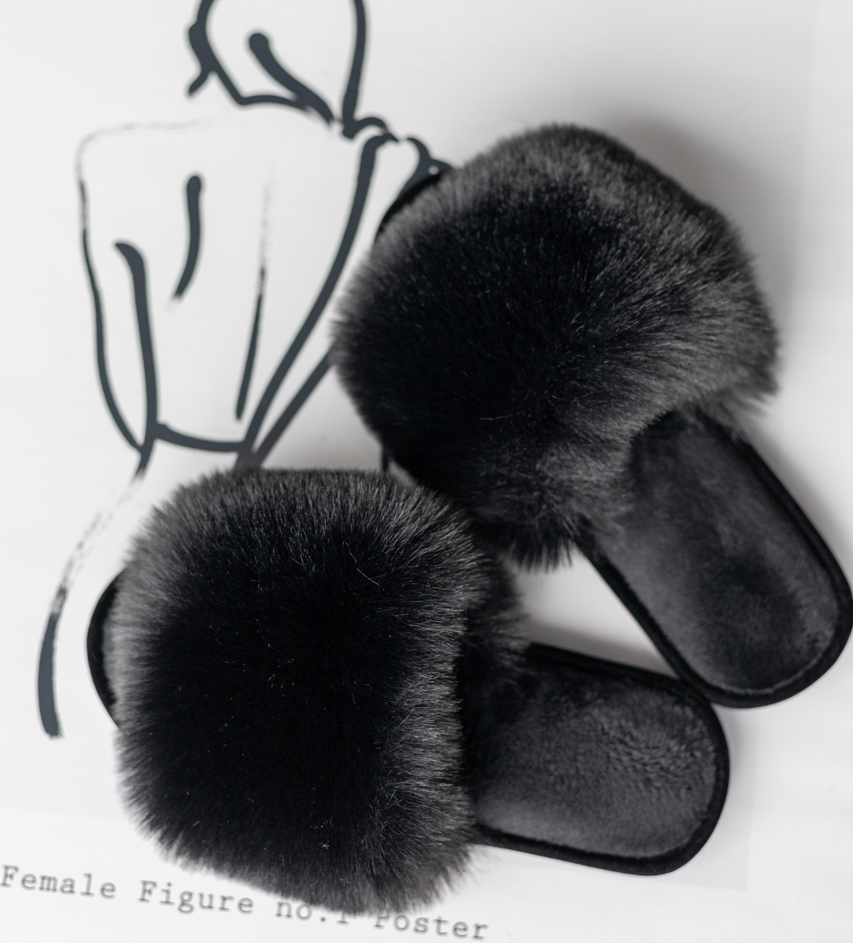 Damskie kapcie domowe z futra w kolorze czarnym