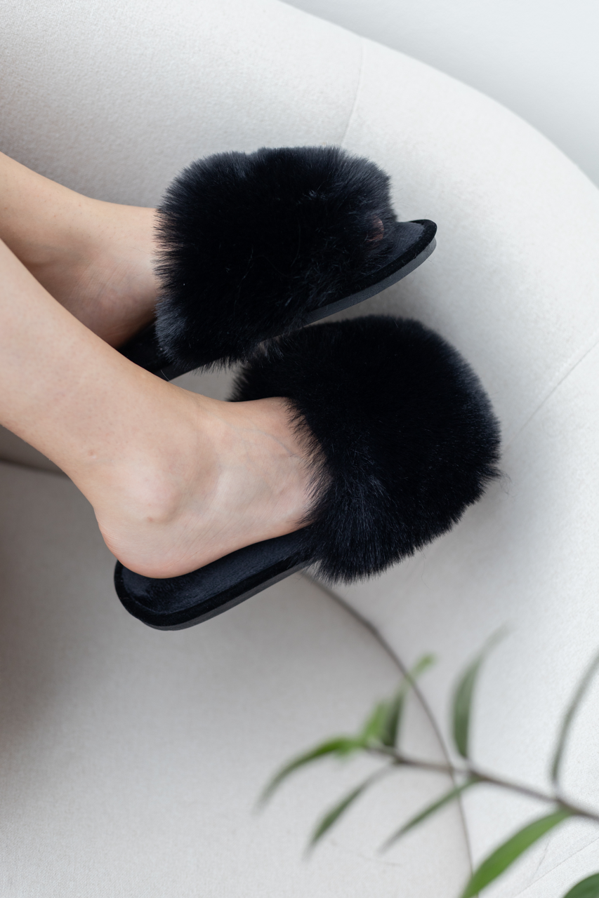 Damskie kapcie domowe z futra w kolorze czarnym