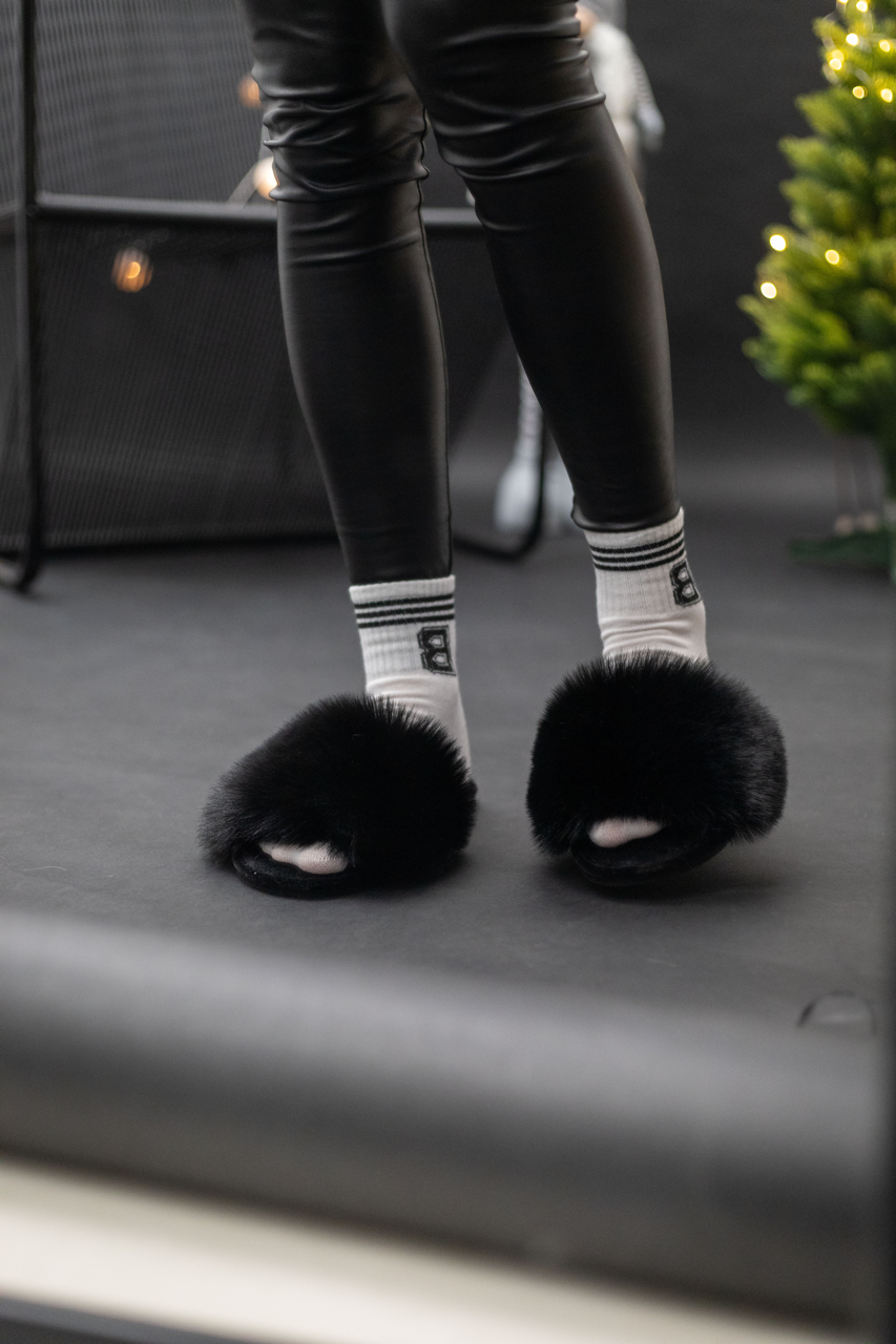 Damskie kapcie domowe z futra w kolorze czarnym