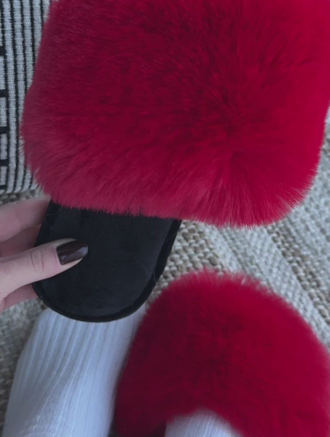 Damskie kapcie domowe z futra w kolorze czerwono-czarnym